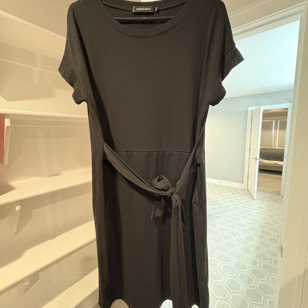 Elegant Black Midi Dress with Tie Waist